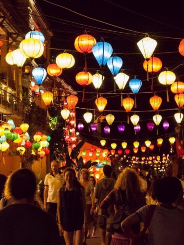 Dont-miss-the-exciting-activities-at-Hoi-An-night-market-